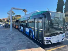 Un autobus elettrico mentre si trova sotto carica