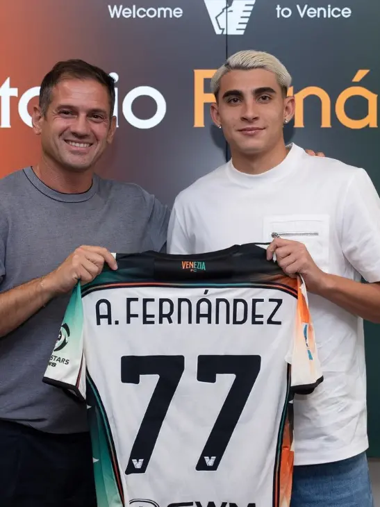 Il neo acquisto Fernàndez con la maglia del Venezia