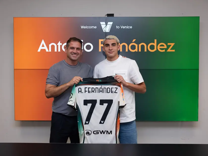 Il neo acquisto Fernàndez con la maglia del Venezia