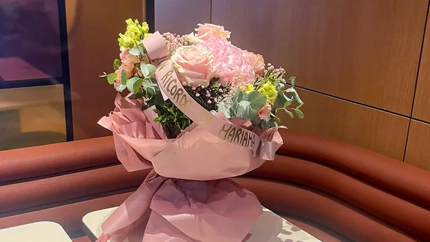 I fiori sul tavolo del Mc Donald's in memoria di Mariama