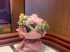 I fiori sul tavolo del Mc Donald's in memoria di Mariama
