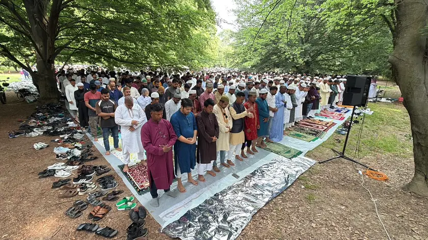 Una preghiera della comunità islamica al parco Piraghetto di Mestre (foto d'archivio)