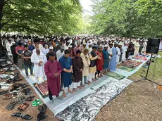 Una preghiera della comunità islamica al parco Piraghetto di Mestre (foto d'archivio)