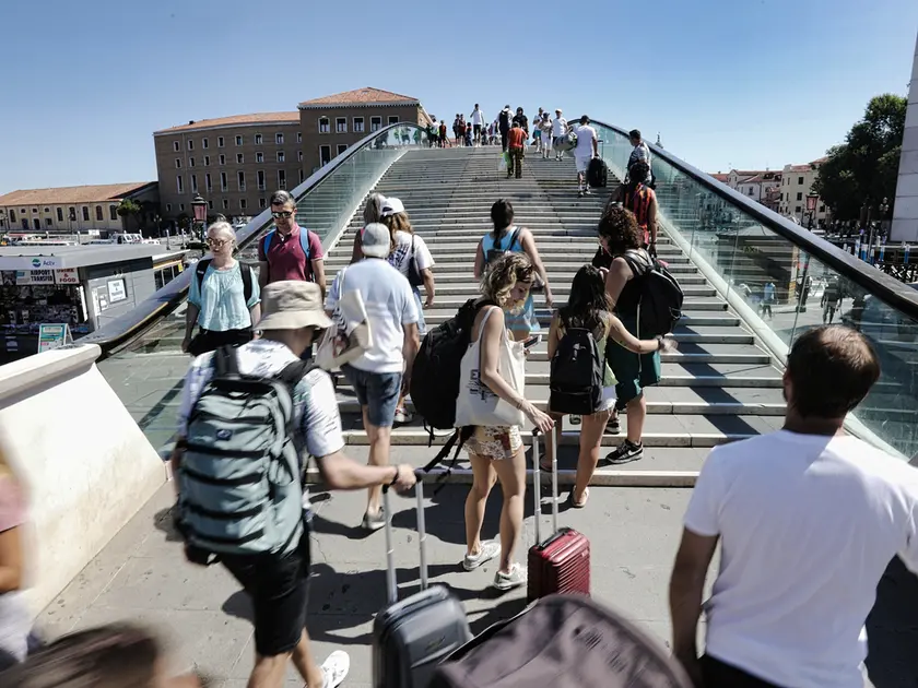 Turisti sul ponte di Calatrava