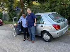 Laura Held fuori dalla sua auto con Pierino Ballin