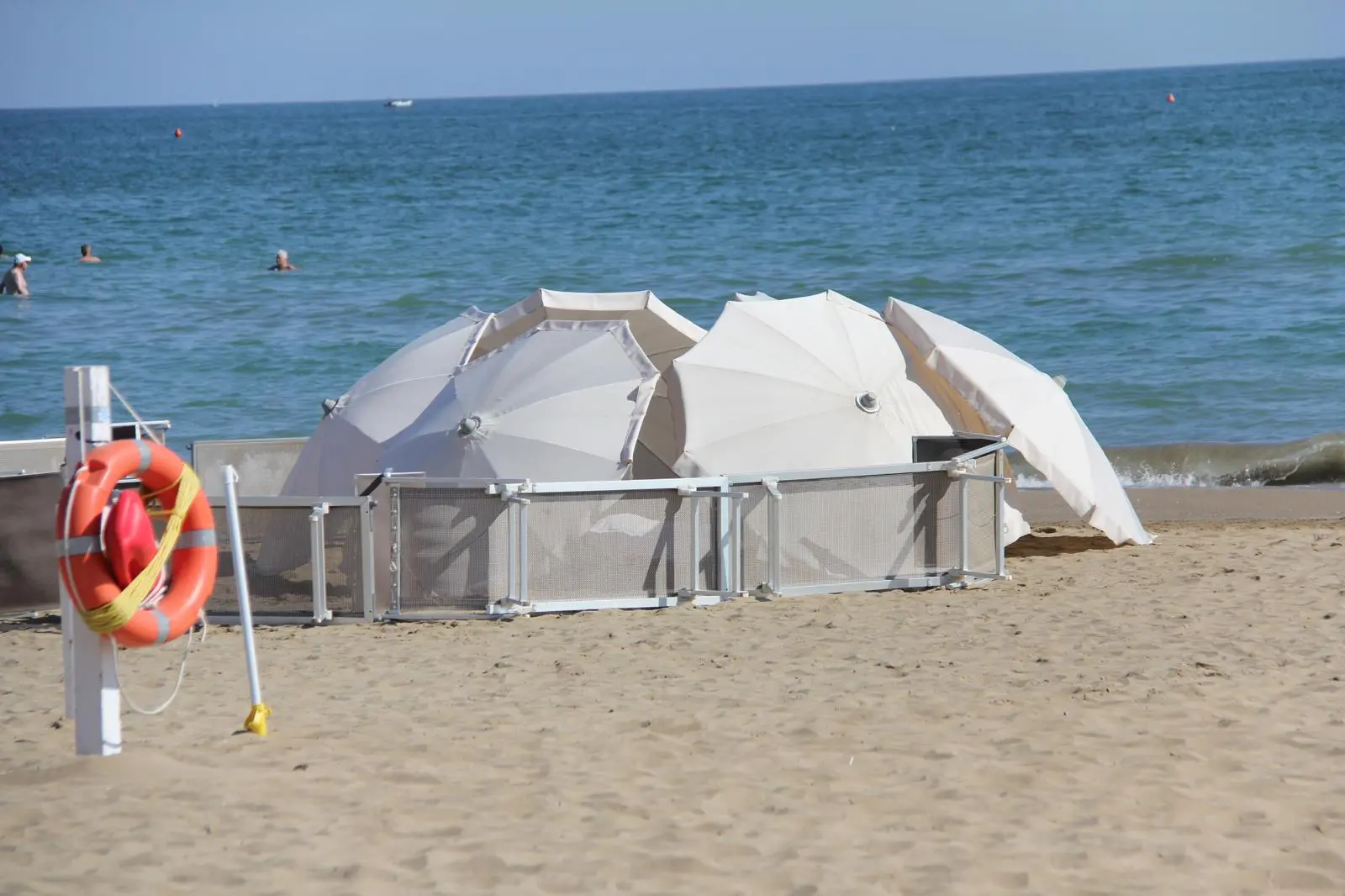 L'intervento dei soccorritori in spiaggia a Jesolo (foto Bortoluzzi)