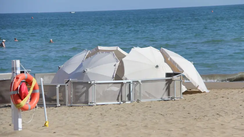 L'intervento dei soccorritori in spiaggia a Jesolo (foto Bortoluzzi)