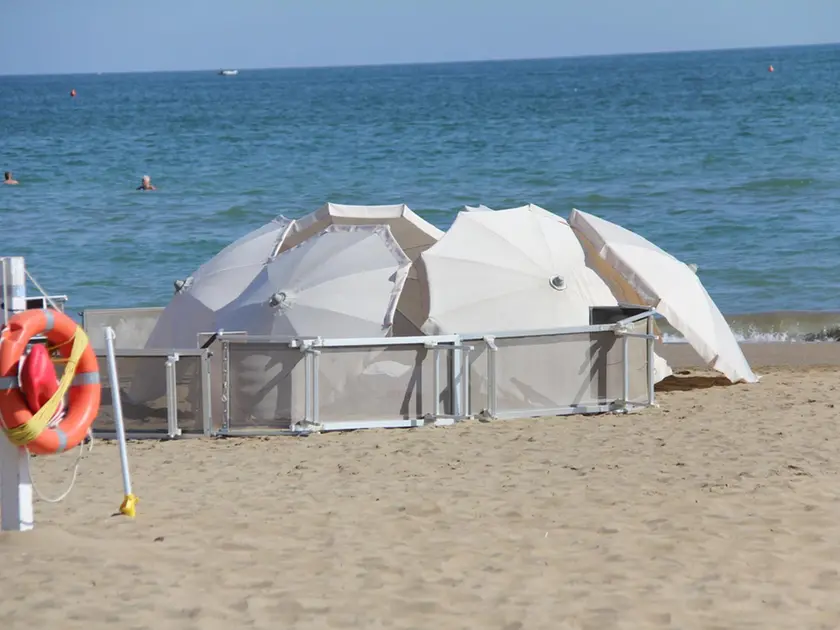 L'intervento dei soccorritori in spiaggia a Jesolo (foto Bortoluzzi)