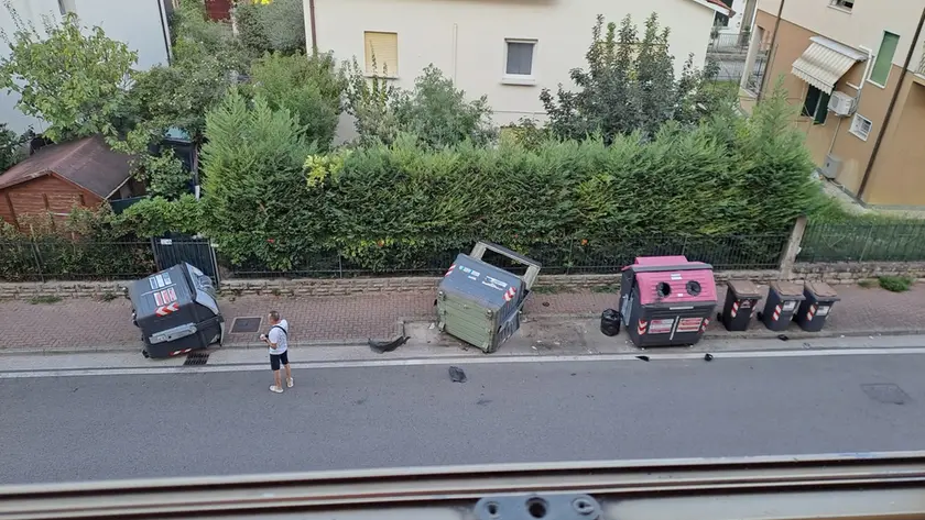 I cassonetti colpiti dall'auto fuori controllo