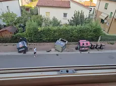 I cassonetti colpiti dall'auto fuori controllo