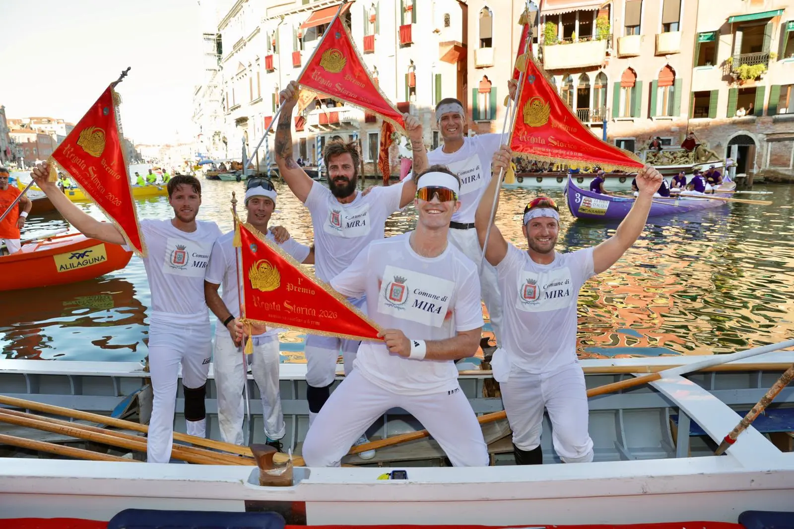 L'equipaggio in bianco della Canottieri Giudecca - Mira vince Regata delle caorline a sei remi