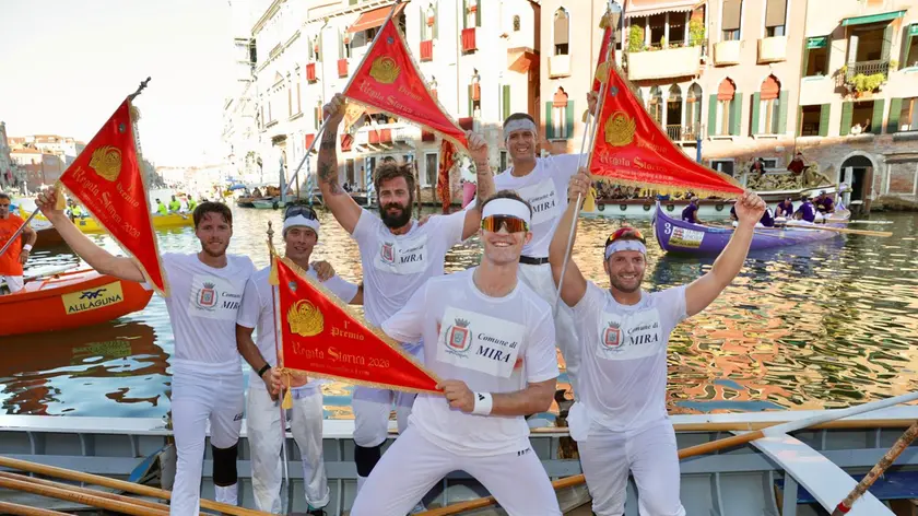 L'equipaggio in bianco della Canottieri Giudecca - Mira vince Regata delle caorline a sei remi
