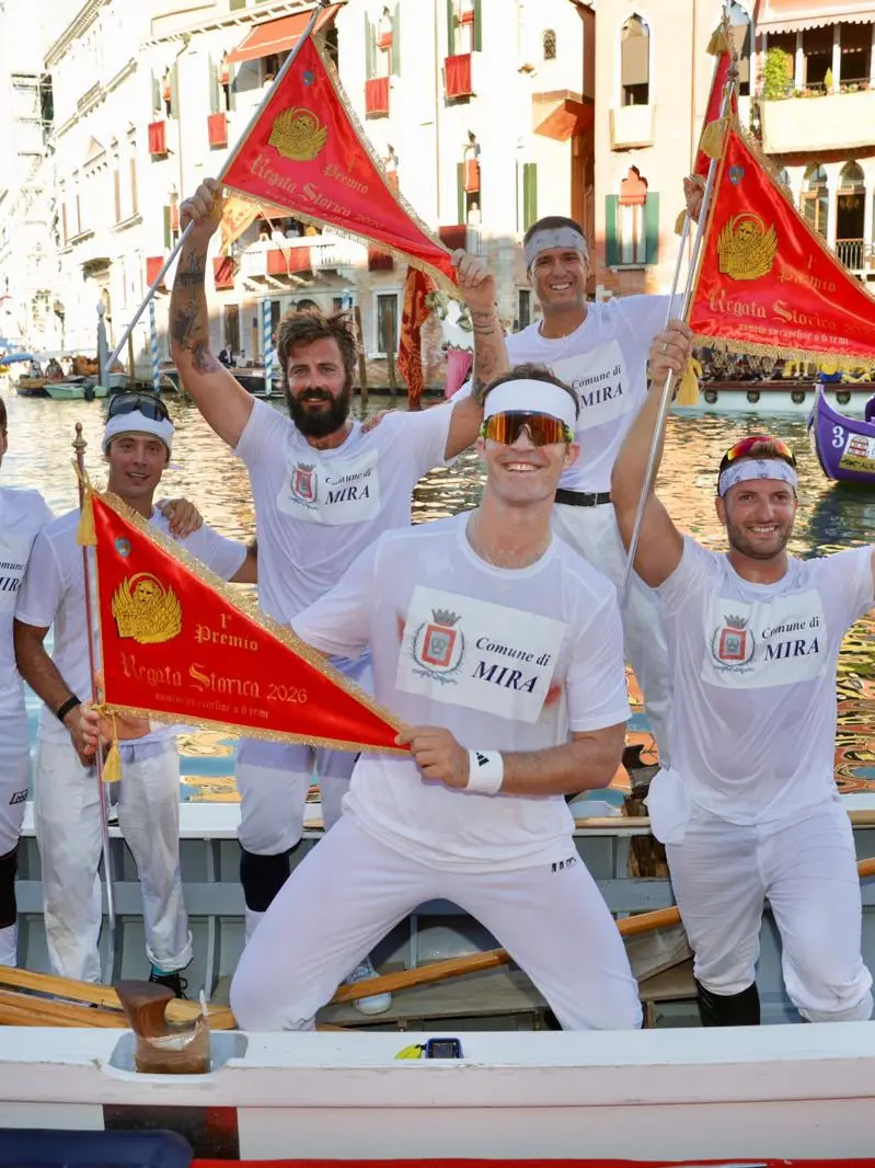 L'equipaggio in bianco della Canottieri Giudecca - Mira vince Regata delle caorline a sei remi