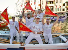 L'equipaggio in bianco della Canottieri Giudecca - Mira vince Regata delle caorline a sei remi