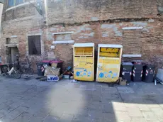 I cassonetti gialli e i rifiuti abbandonati a ridosso dell’ex monastero