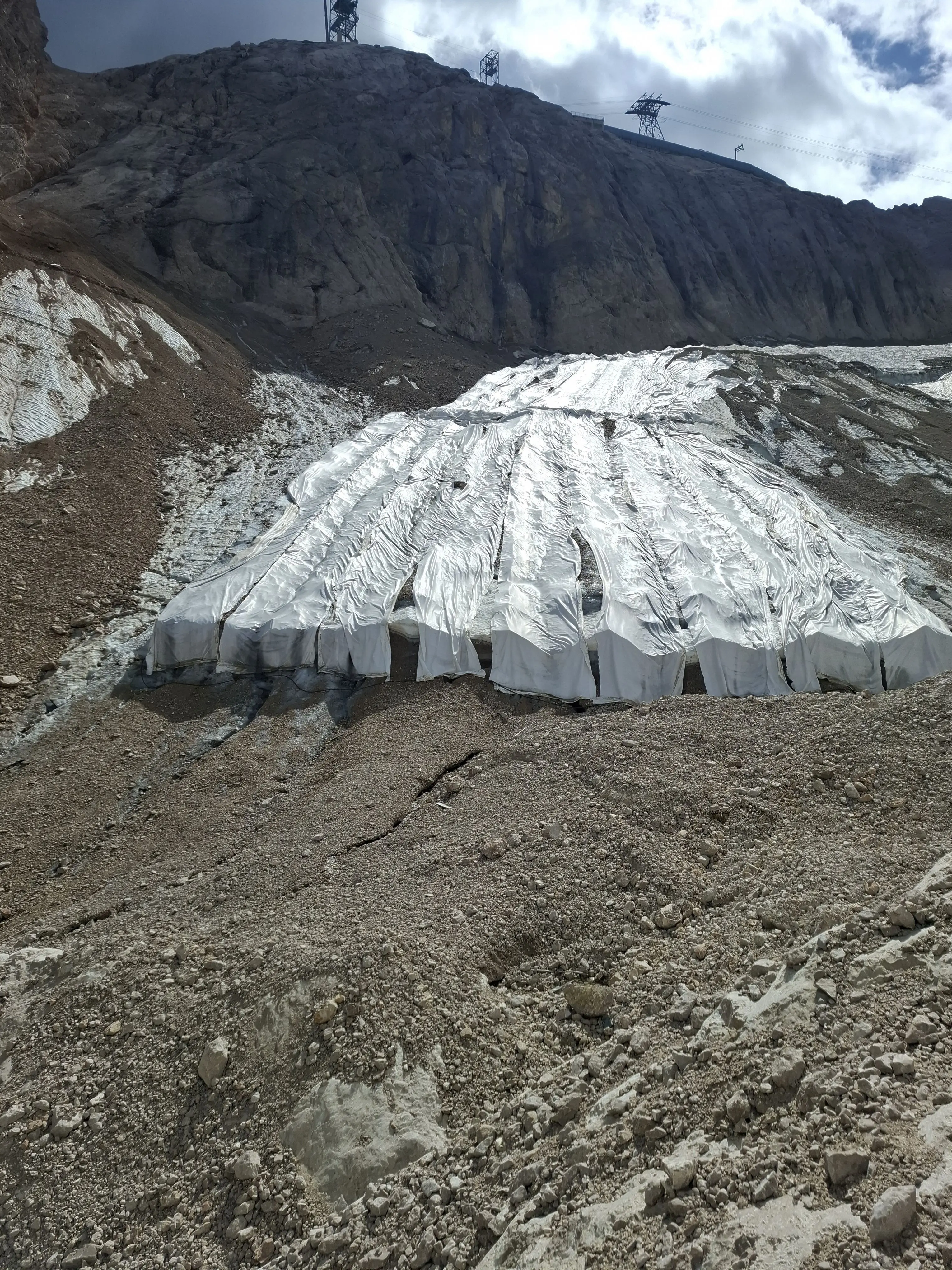 I teloni "proteggono" il ghiacciaio della Marmolada