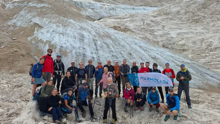 I protagonisti della campagna davanti a quel che resta del ghiacciaio