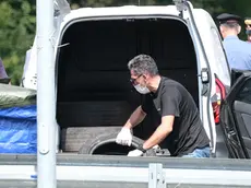 Uno degli pneumatici recuperati dall’auto dell’uomo (Foto Piran)