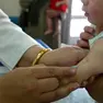 Un bambino viene vaccinato