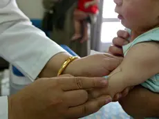 Un bambino viene vaccinato