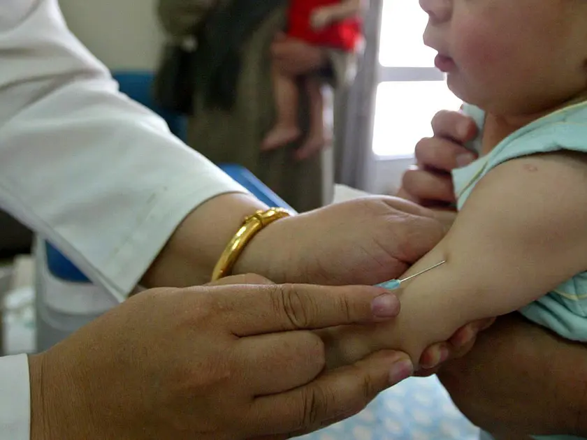 Un bambino viene vaccinato