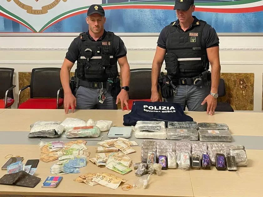 La droga e i contanti sequestrati dalla Squadra mobile di Padova