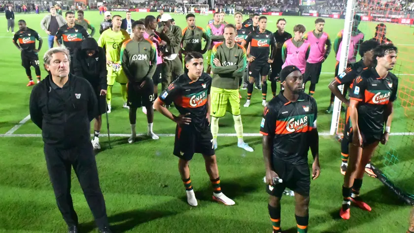 Mister Stroppa e i giocatori sotto la curva al Penzo dopo il ko con la Fiorentina