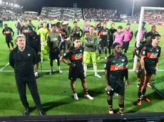 Mister Stroppa e i giocatori sotto la curva al Penzo dopo il ko con la Fiorentina