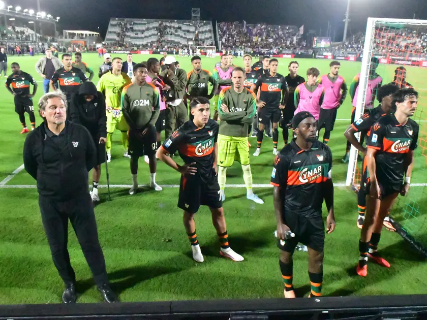 Mister Stroppa e i giocatori sotto la curva al Penzo dopo il ko con la Fiorentina