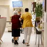 Una operatrice sociosanitaria con un’anziana in Rsa