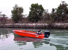 Sean Michieli a bordo del barchino in laguna