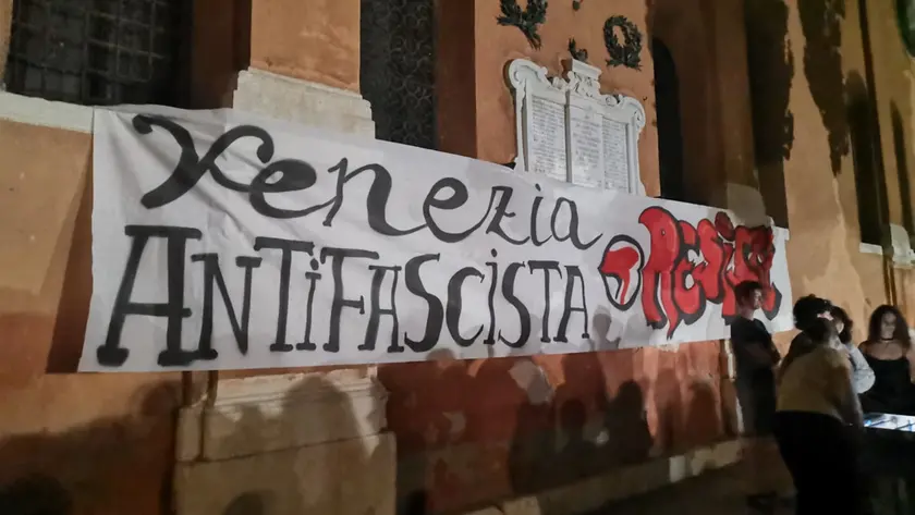 Lo striscione in campo San Francesco a Venezia