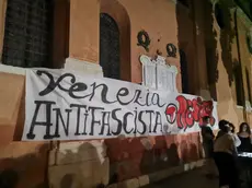 Lo striscione in campo San Francesco a Venezia