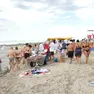 Banchetti di venditori abusivi sulla spiaggia di Sottomarina