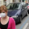 Una ragazza con mascherina anti - smog.