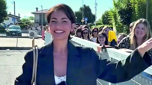 Francesca Ammaturo a Istrana mostra la fila di clienti