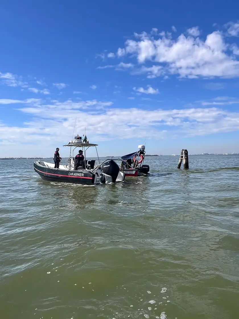 Le ricerche del corpo della donna dispersa in laguna