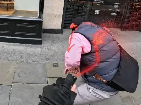 Uno dei borseggiatori marchiato con la vernice rossa a Londra