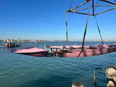 Lo scafo della mascareta squarciato dopo lo scontro con un taxi