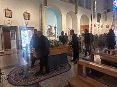 Un momento del funerale cui hanno partecipato il sindaco Sette e il carabiniere eroe