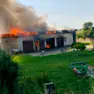 Lo stabile in fiamme