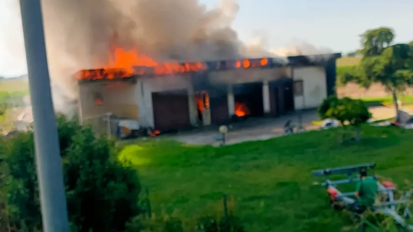 Lo stabile in fiamme