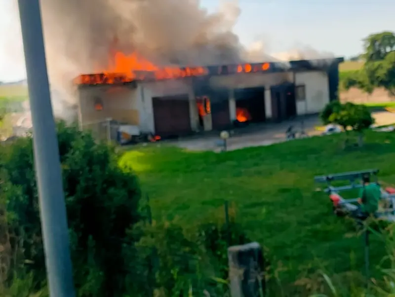 Lo stabile in fiamme