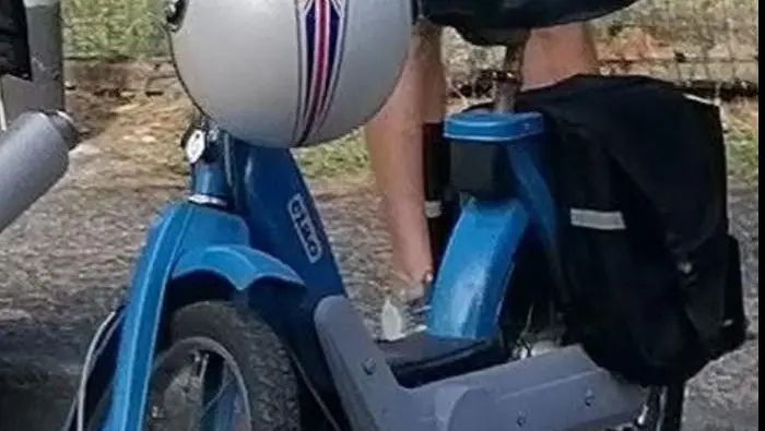 Il Ciao azzurro sparito dal garage condominiale