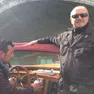 Luigi Garizzo (a destra) a bordo del taxi ibrido a Rialto