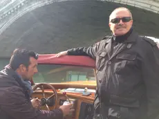 Luigi Garizzo (a destra) a bordo del taxi ibrido a Rialto