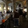 In alto, gruppi di giovani in campo Santa Margherita all’orario dell’aperitivo