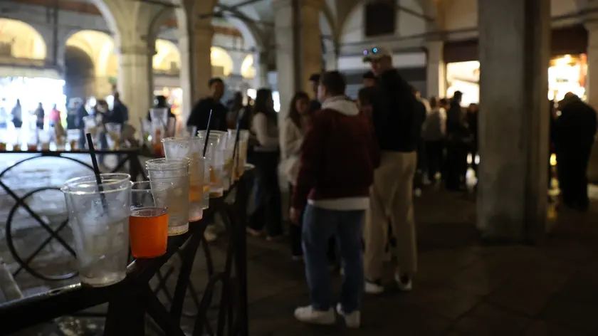 In alto, gruppi di giovani in campo Santa Margherita all’orario dell’aperitivo