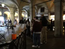 In alto, gruppi di giovani in campo Santa Margherita all’orario dell’aperitivo