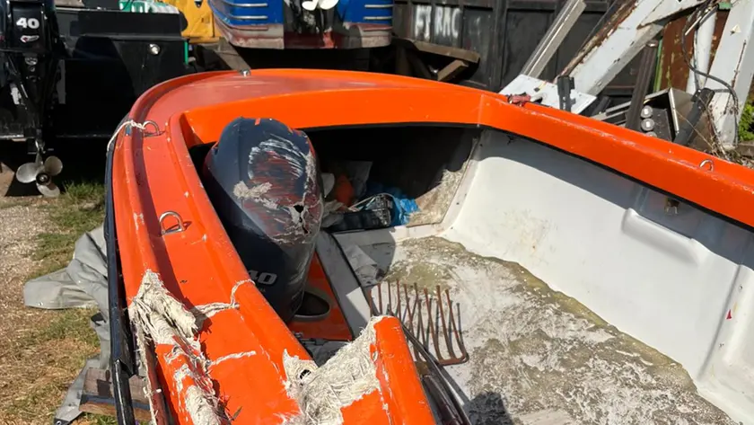 L’imbarcazione di Sean e Gabriella travolta da un taxi nel canale di Tessera